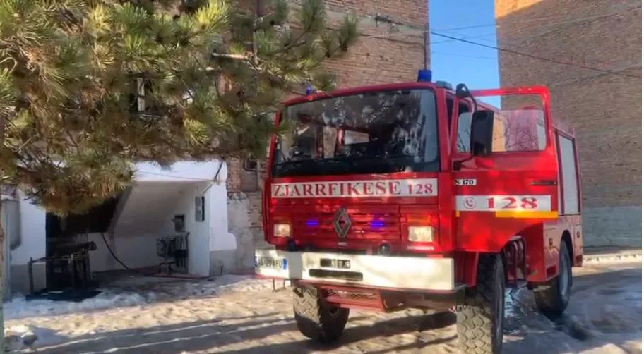 Elbasan/ Ishin të parkuara në rrugë, digjen dy furgonë