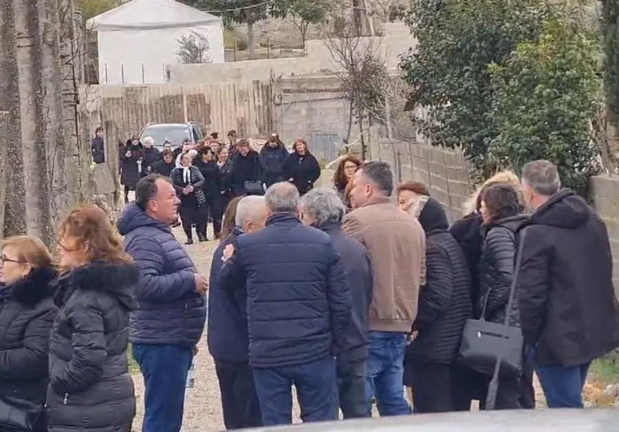 Njerëzit e burrit s’e lejojnë  bashkëshorten e Pëllumb Metës në varrim