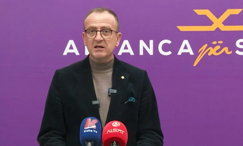 Arben Taravari mbledh nënshkrimet e nevojshme për të kandiduar në garën për president në Maqedoninë e Veriut