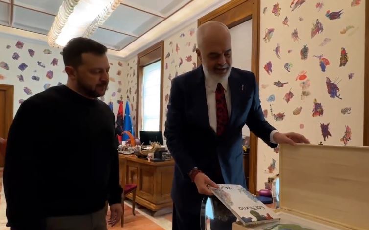 Rama i  dhuron  Zelenskyt  librin e tij me piktura.