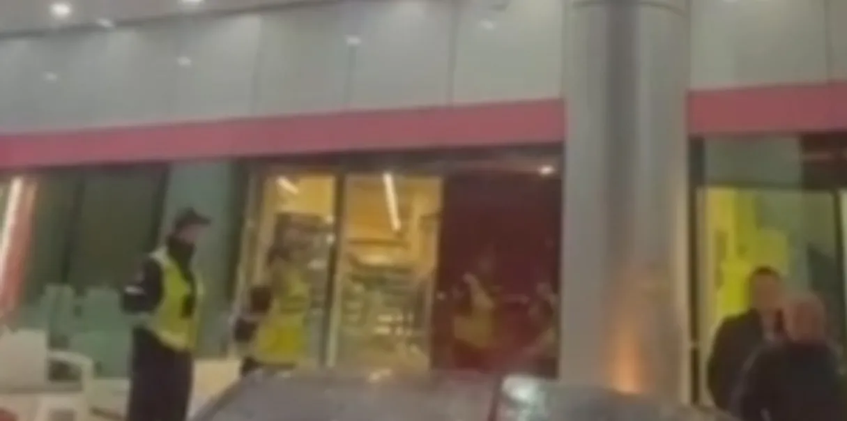 Kavajë/Grabitje me kallashnikov në një supermarket