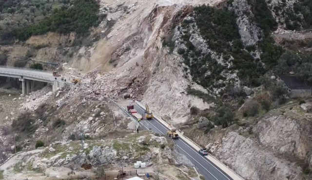 FOTO/  Rruga e Arbrit bllokohet nga shembja masive te Shkalla e Tujanit