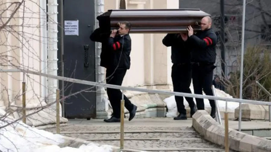 MOSKË/ Mijëra hedhin trëndafila të kuq duke thirrur ‘Navalny, nuk do të të harrojmë’