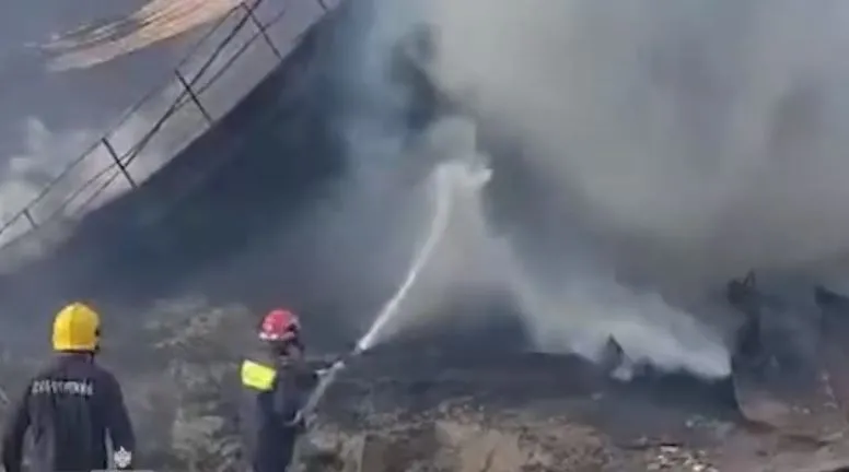 Foto – Zjarr i fuqishëm në ish-depozitat e karburantit në Ballsh