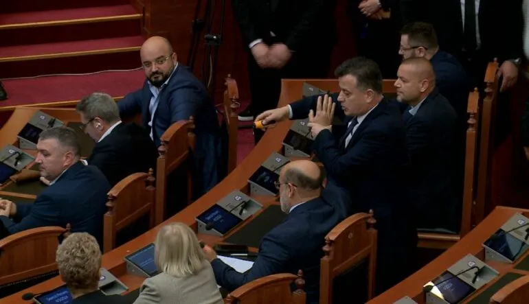 Përjashtohen nga seanca plenare 3 deputetë  Noka, Koreshi dhe Nallbati