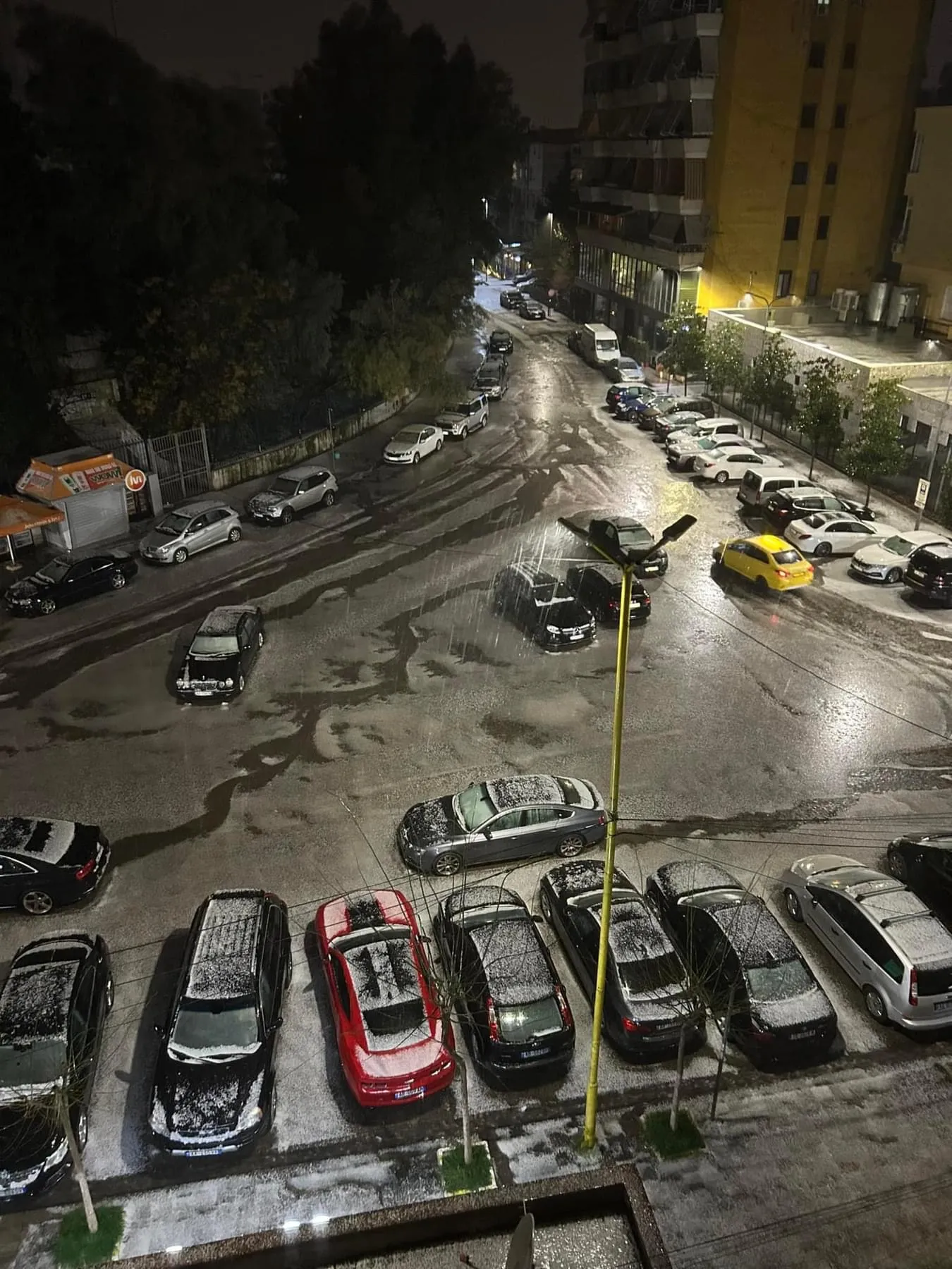 VIDEO/ Shi dhe breshër në  Tiranë
