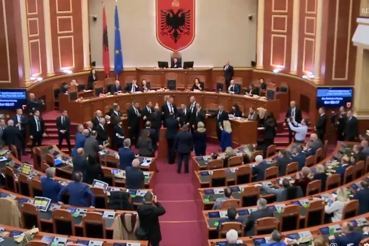 KUVEND/ Miratohet ligji për investimet strategjike me 68 deputetë  prezent në sallë