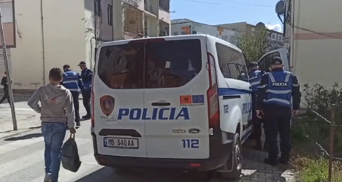 Mamurras plagosje me armë zjarri