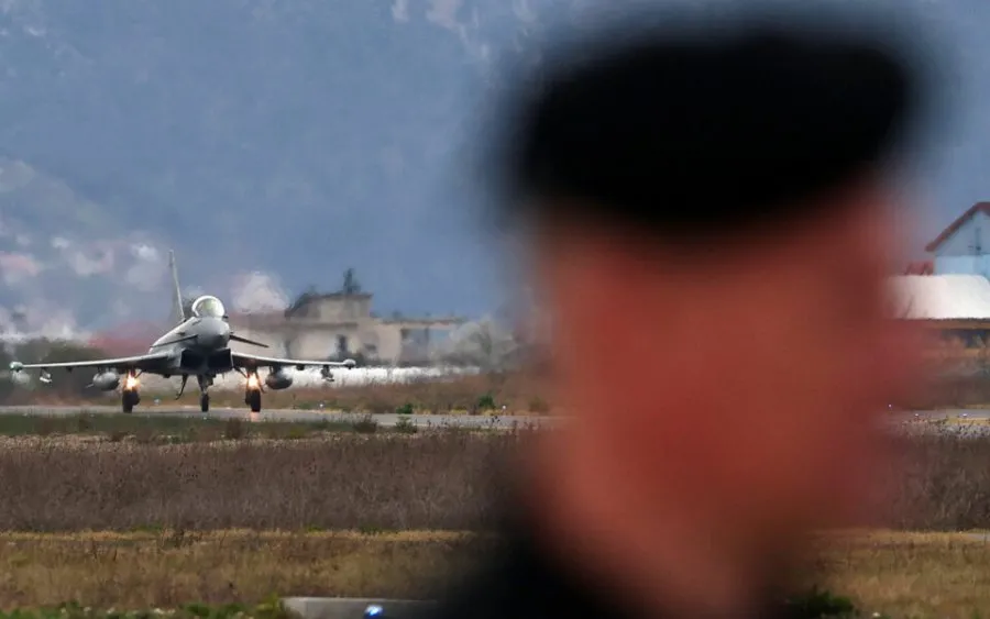 Tensionet me Greqinë/ Kathimerini: Dendias refuzoi ftesën për hapjen e bazës ajrore të Kuçovës