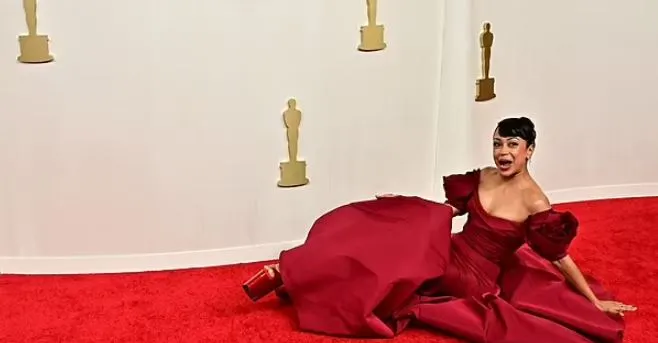 VIDEO-Aktorja e famshme Liza Koshy, rrëzohet në tapetin e kuq