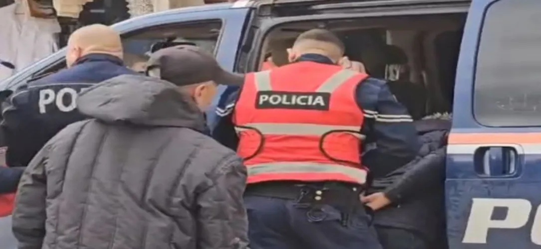 FIER/ Policia arreston një nga autorët e vrasjes me thikë të  17-vjeçarit