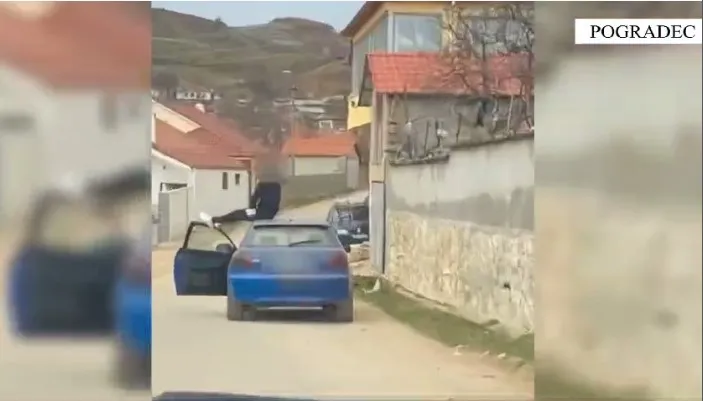 Shoferi 20-vjeçar hipën mbi makinën në lëvizje, timonin ia jep pasagjerit