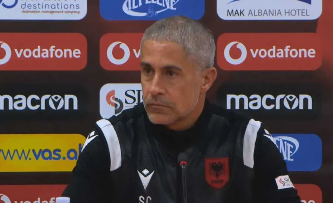 SPORT/ Sylvinho në konferencë për shtyp, tregon listën e futbollistëve kuqezinj për miqësoret e marsit ndaj Kilit