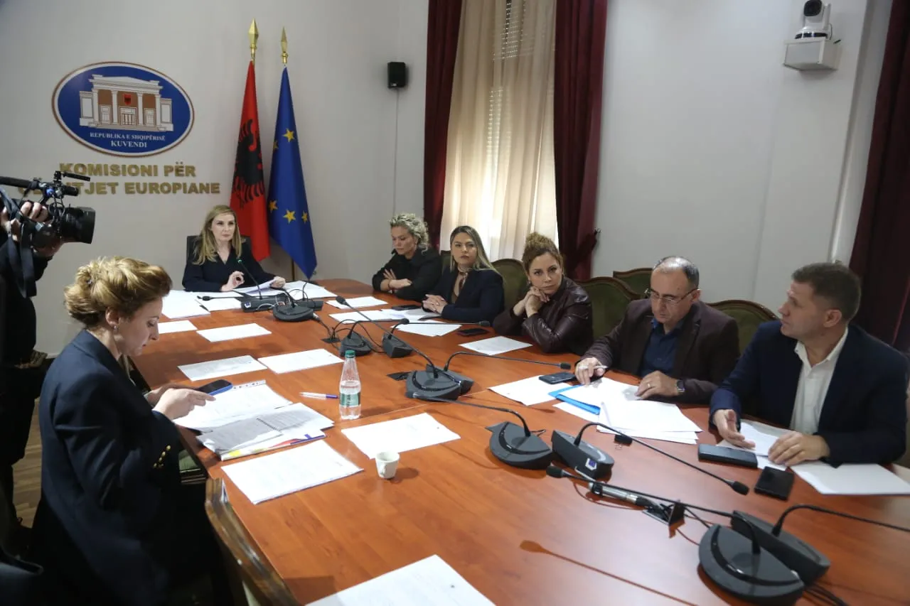 Komisioni i Integrimit mblidhet nën drejtimin e Tabakut, të pranishëm deputetët e Rithemelimit, bojkoton grupi i Bashës