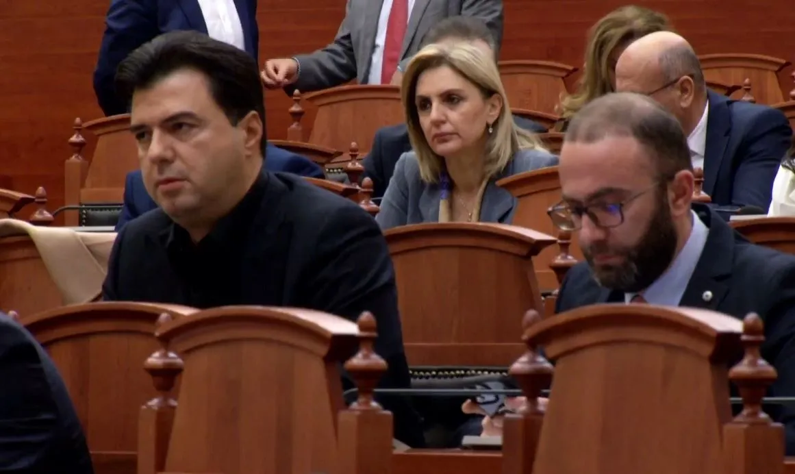 Bardhi ironizon Nikollën dhe “thumbon” Bashën: Të mbajnë përgjegjësi ata që me dembelizmin e tyre bllokuan Reformën Zgjedhore