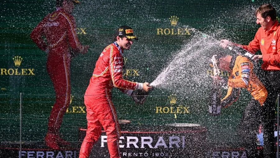 Ferrari  triumfon në   Australi, Hamilton jashtë