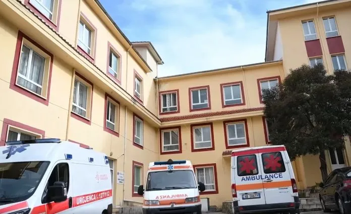 E rëndë në Pogradec, vëllai qëllon me thikë vëllain