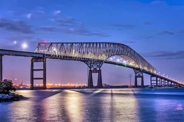 USA/ Shembet ura në Maryland, makinat bien në ujë!