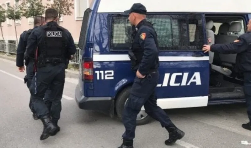 Elbasan/ Mbajtën peng në makinë 68-vjeçarin dhe e kërcënuan për t’i marrë para, vihen në pranga dy persona