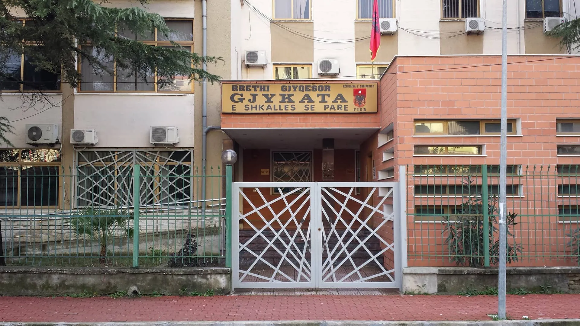 Fier/ Dënohen nga gjykata 2 kryeinspektorë dhe inspektorë të IKMT-së, efektivë policie si edhe 6 të pandehur të tjerë