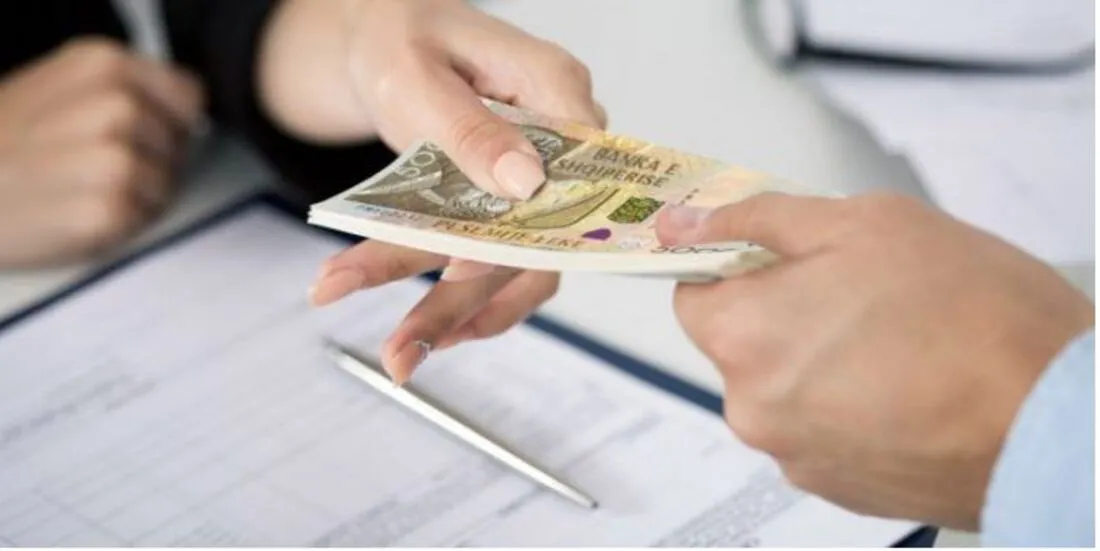 Bizneset dhe qytetarët po zhvendosin kreditë nga euro në lekë