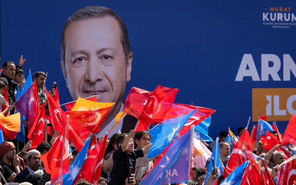 Stambolli bast për Erdoganin; çfarë tregojnë sondazhet deri tani