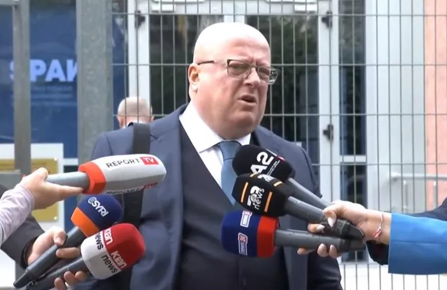 Kërkesa për revokimin e masës së sigurisë për Berishën, shtyhet seanca. Prokurorët nuk paraqiten , Gjokutaj: Rast skandaloz, plan i strukturuar!