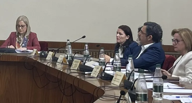 Çuçi replikon me opozitën për ngritjen e Komisionit për Dizinformimin: Duhet të jemi bashkë
