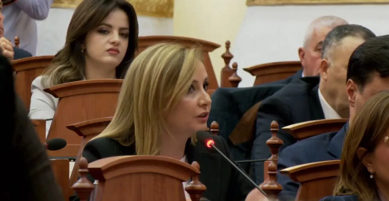 Deputetja Tabaku: Po ofendoni punën tonë, po përdorni Kuvendin si kafe lagjeje !