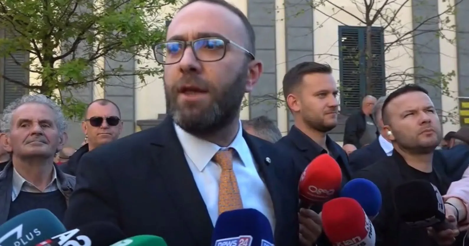 Dosja 5D, Gazment Bardhi në protestën para Bashkisë së Tiranës: Arrestimi i drejtorëve, kambanë alarmi