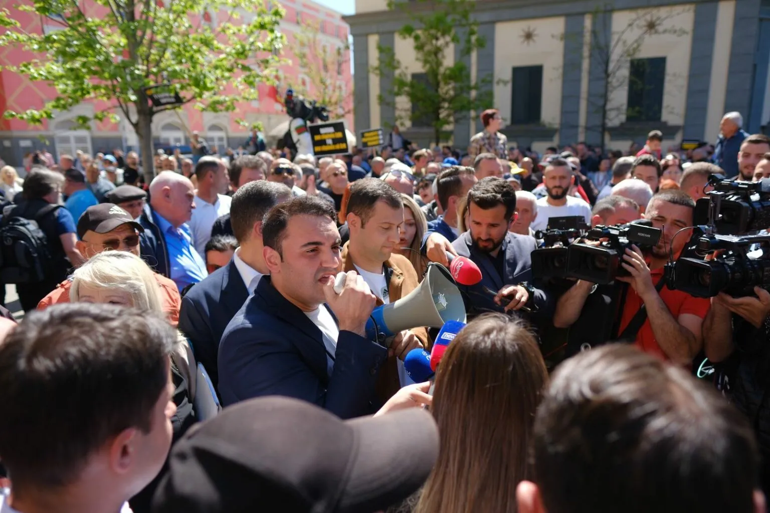 Ilir Alimehmeti: Kanë mbyllur derën e Bashkisë së Tiranës, kështu ndihen të sigurtë, por…