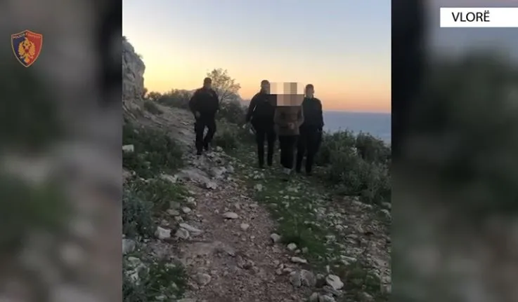Vlorë/ Qëlloi në ajër me armë zjarri duke rrezikuar banorët e zonës, arrestohet 42-vjeçari. Ja çfarë sekuestroi policia