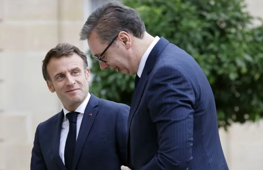 Macron konferencë me Vuçiç nga Pallati Elysee: Çështja e Kosovës, një premtim dhe një peng për të ardhmen e rajonit