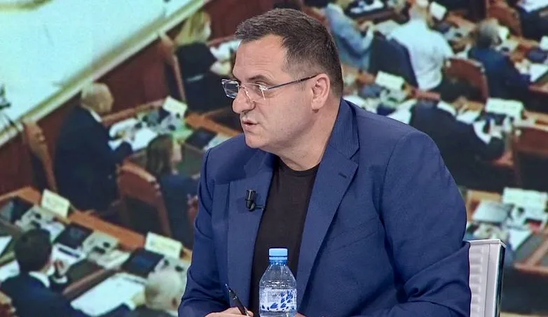 Deklarata e gazetarit: 16 ministra shkojnë me taksi  1 herë në dy ditë në SPAK