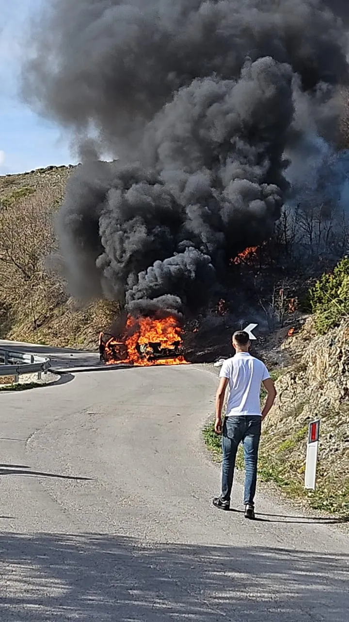 Një automjet  shkrumbohet  në aksin e vjetër Korçë – Ersekë