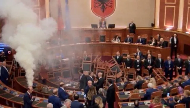 FH: Mazhoranca përfitoi nga fraksionet në PD dhe kaosi në Kuvend