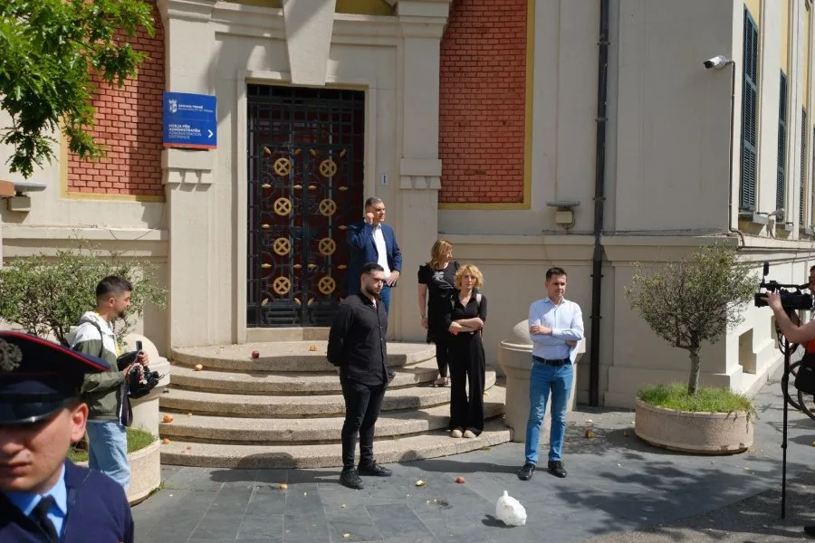 Veliaj mbyll bashkinë, këshilltarët e opozitës: I detyruar të raportojë ç’bëri me paratë e Tiranës, kërkojmë audit!