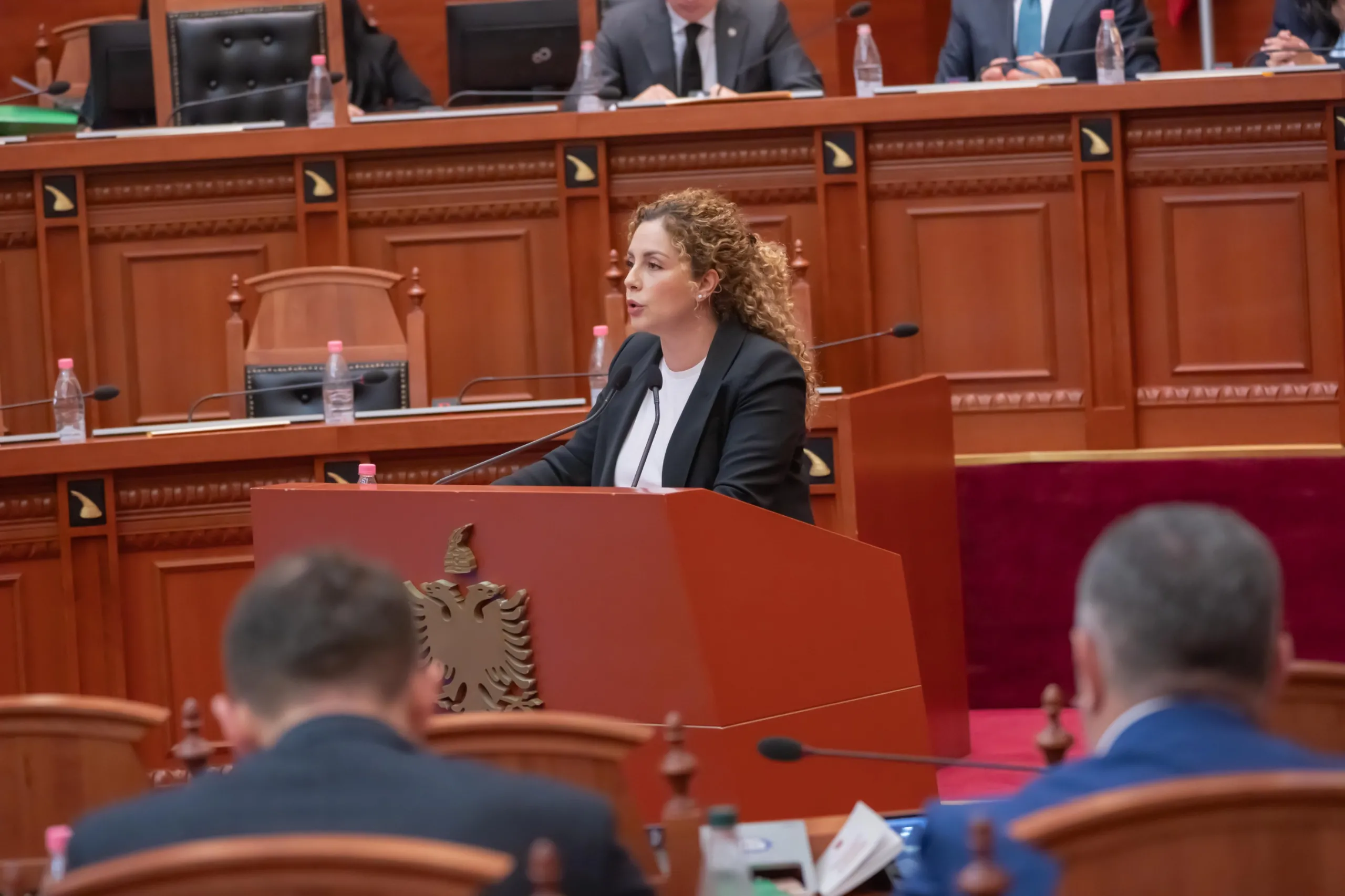 Rama sfidon  Kushtetuesen, Kuvendi refuzon t’i heqë mandatin Olta Xhaçkës!