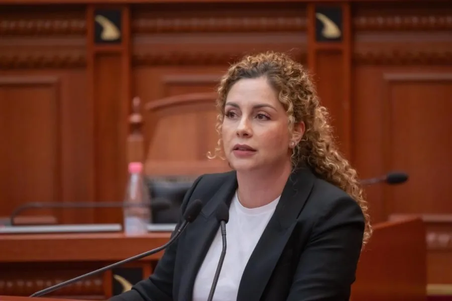 Fjalimi skandaloz i  Olta Xhaçka  mbushur me sulme e  fyerje për mediat dhe opozitën