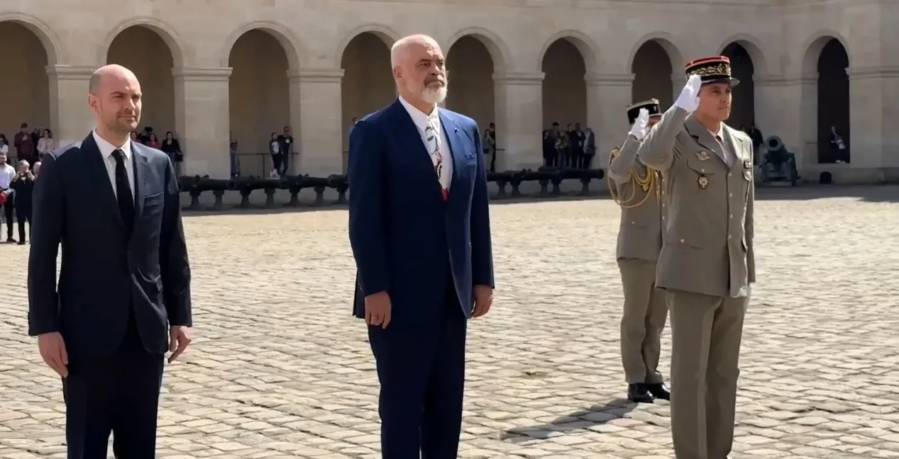 Kryeministri Edi Rama pritet me  nderime ushtarake në Paris