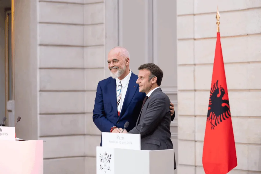 Rama i befasuar nga pritja e Macron: Hera e parë në historinë tonë për një kryeministër shqiptar
