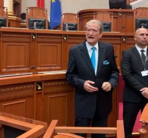 E përjashtoi Basha/ Kuvendi nuk kthen Berishën në Grupin Parlamentar të PD