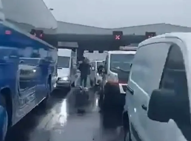 Mbi 300 shtetas të Kosovës mbahen të bllokuar nga Serbia në pikëkalimin me Kroacinë