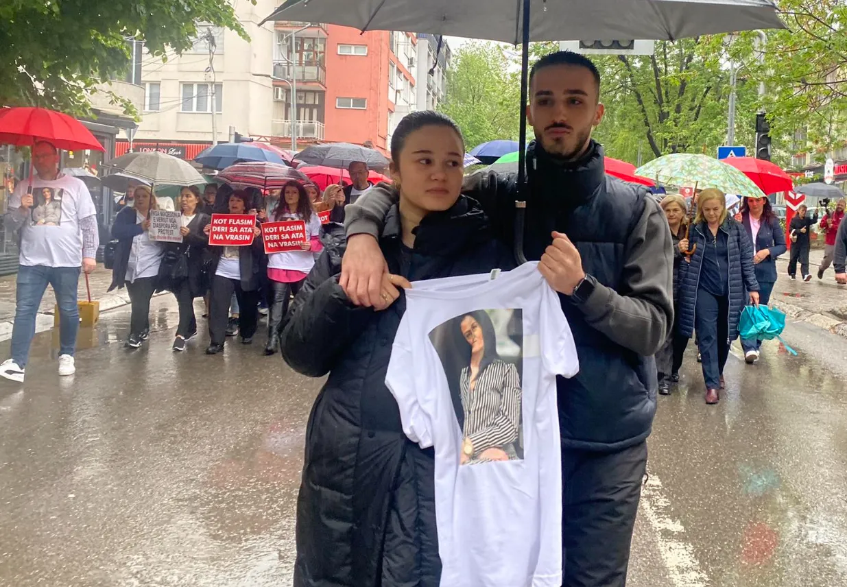 vajza e Gjyljeta Ukellës  udhëheq protestën me bluzën në dorë ku është stampuar foto e nënës së saj