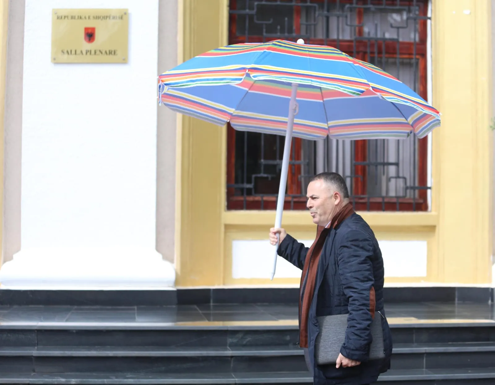 FOTO/ Deputeti demokrat  shkon me çadër plazhi në Kuvend, ironizon Olta Xhaçkën: Ndarja e shqiptarëve në të malit dhe fushës, gjuhë urrejtje