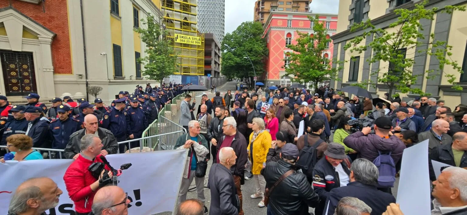 Opozita protestë para Bashkisë së Tiranës, Teliti:  Nuk jemi të varfër, por të vjedhur