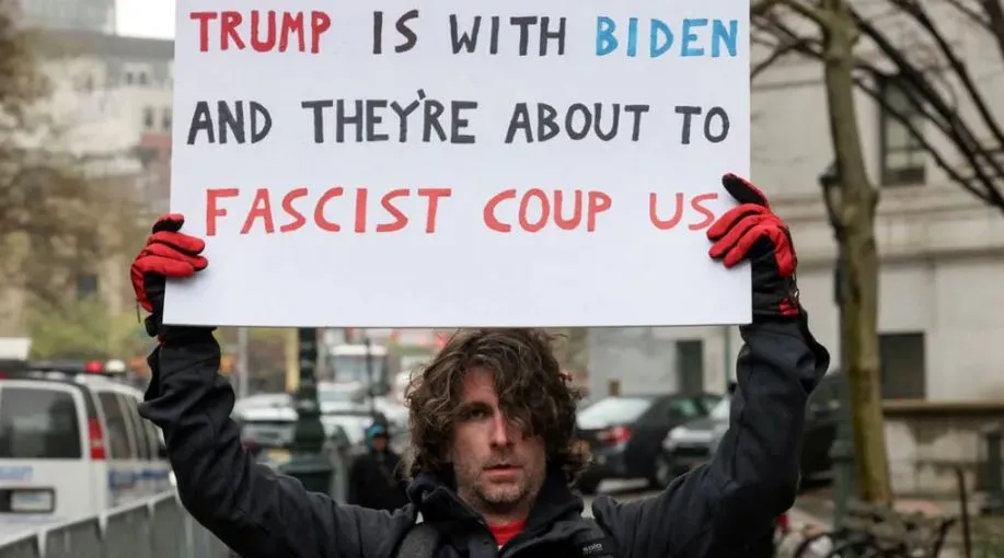 Humb jetën i riu që i vendosi flakën vetes jashtë gjykatës ku po zhvillohej gjyqi për Donald Trump!