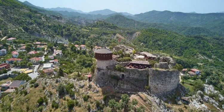 Prokuroria e Tiranës sekuestron vilën 2-katëshe në Petrelë me leje false