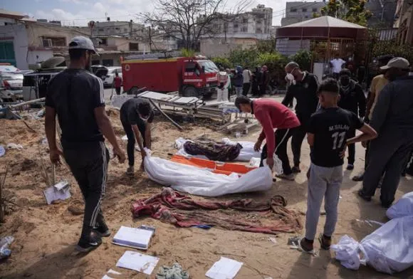 Sulmi në Gaza/ Gjenden 210 trupa në spitalin Nasser në Gaza, varret e përkohshme…