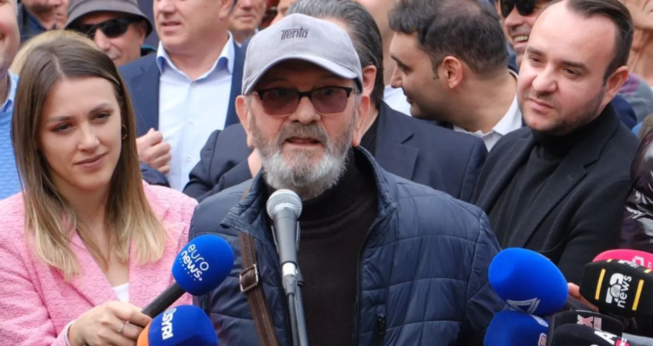 Mehdi Malkaj në protestën para bashkisë: Të ngrihemi të gjithë djem dhe pleq! Fshati digjet, kurse…